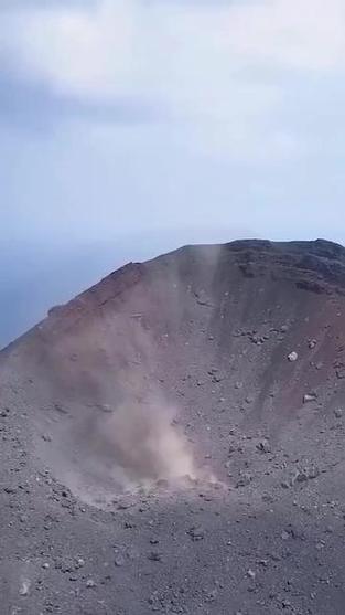 新澳门最快开奖和火山喷发时游客急逃与火山喷发急救